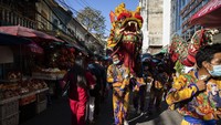 Para penari naga Thailand tampil di jalan-jalan kawasan Pecinan Bangkok, Thailand.