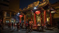 Kuil Kuan Yim di kawasan Bangkok, Thailand, pun tampak ramai didatangi warga yang hendak melaksanakan sembahyang malam Imlek, Senin (31/1/2022).