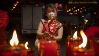 Seorang warga menyalakan lilin di Kuil Kuan Yim, Bangkok, Thailand, Senin (31/1/2022).