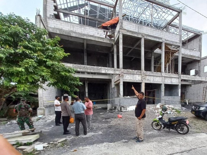 Seorang pekerja konstruksi asal Sidoarjo tewas mengenaskan setelah terjatuh dari lantai 3 proyek rumah di Desa/Kecamatan Pungging, Mojokerto. Korban terpeleset saat memasang kerangka baja ringan untuk atap rumah tersebut.