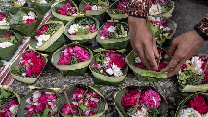 Peserta menyiapkan sesaji berupa bunga tabur dan dupa saat mengikuti acara Seribu Sesaji dan Dupa di area pelataran Candi Gedongsongo, Bandungan, Kabupaten Semarang, Jawa Tengah, Selasa (1/2/2022). Kegiatan yang diselenggarakan masyarakat adat Gedongsongo itu untuk melestarikan budaya Nusantara sekaligus sebagai wujud rasa syukur kepada Tuhan YME. ANTARA FOTO/ Aji Styawan/aww.