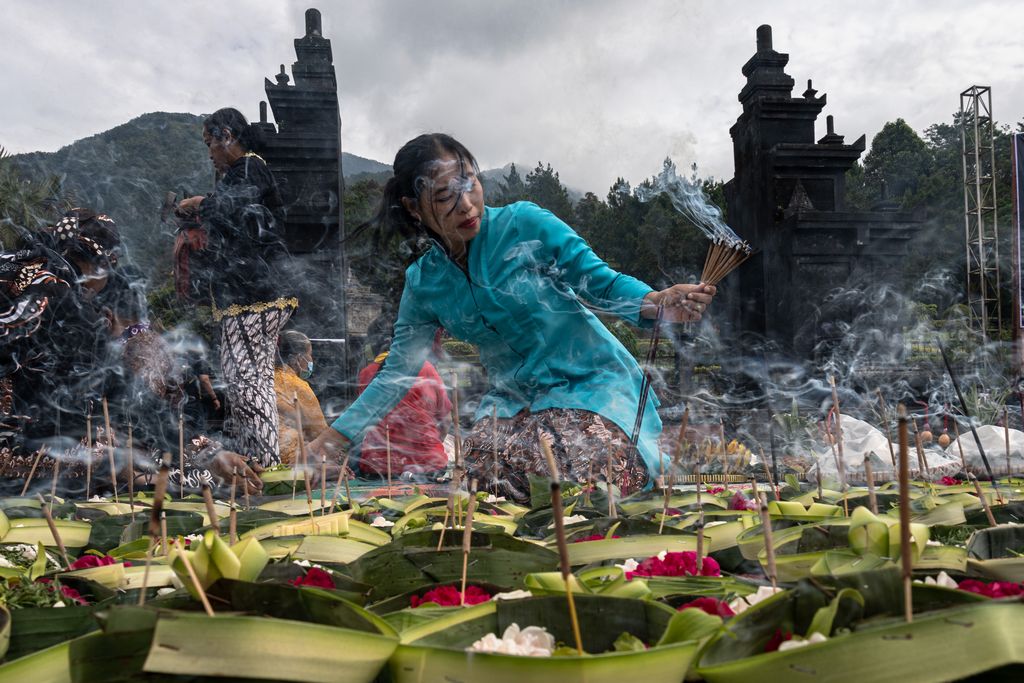 Peserta menyiapkan sesaji berupa bunga tabur dan dupa saat mengikuti acara Seribu Sesaji dan Dupa di area pelataran Candi Gedongsongo, Bandungan, Kabupaten Semarang, Jawa Tengah, Selasa (1/2/2022). Kegiatan yang diselenggarakan masyarakat adat Gedongsongo itu untuk melestarikan budaya Nusantara sekaligus sebagai wujud rasa syukur kepada Tuhan YME. ANTARA FOTO/ Aji Styawan/aww.