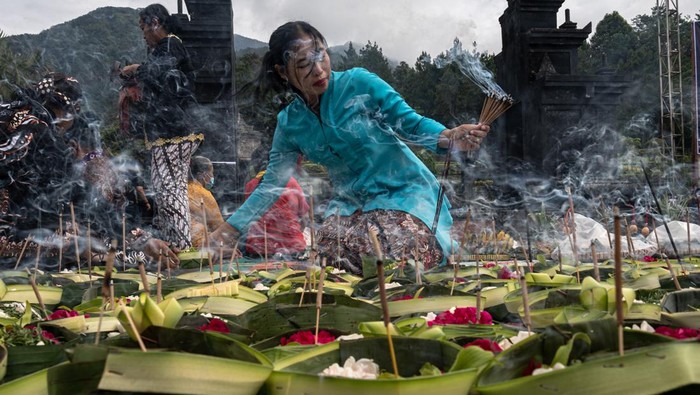 SERIBU SESAJI DAN DUPA DI CANDI GEDONGSONGO Peserta menyiapkan sesaji berupa bunga tabur dan dupa saat mengikuti acara Seribu Sesaji dan Dupa di area pelataran Candi Gedongsongo, Bandungan, Kabupaten Semarang, Jawa Tengah, Selasa (1/2/2022). Kegiatan yang diselenggarakan masyarakat adat Gedongsongo itu untuk melestarikan budaya Nusantara sekaligus sebagai wujud rasa syukur kepada Tuhan YME. ANTARA FOTO/ Aji Styawan/aww.