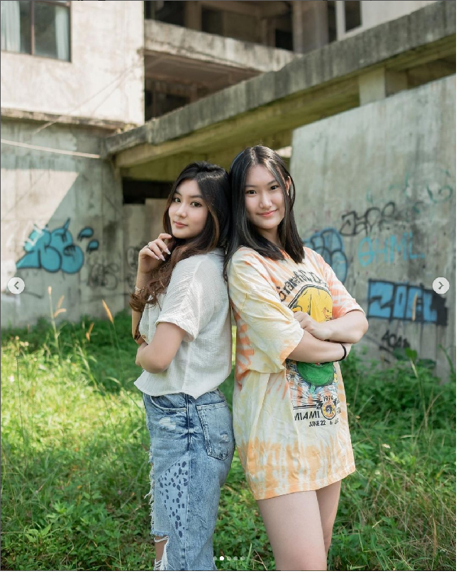 “Di sini saya ingin meluruskan beberapa hal yang sudah menyimpang dari kenyataan yang sebenarnya. Jujur saya sehari-hari di rumah dan lihat kenyataan bahwa Shannon sangat disayang sama papa dan mama, bahkan semua kerabat/orang terdekat kami pun tau kalau Shannon sangat amat disayang oleh kami,” tulis Sharon Wong. Foto: Dok. Instagram @shannonnwong