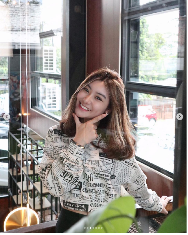 “Sejak kelas 1 SD yaitu sekitar 12 tahun yang lalu aku mulai mengalami physical dan verbal abuse setiap harinya (dijambak, cekek, pukul, seret, dorong, tampar, dll). Awal-awalnya, apalagi aku masih kecil 1 SD aku nurut aja dan terima kekerasan karena memang belum ngerti apa-apa dan karena aku masih kecil, aku mikirnya itu hal yang wajar bgt dan normal. Makanya aku tinggal diam saja dan tanpa menyadari semakin banyak health issue yang aku alami dari kecil,” tulis Shannong Wong di unggahan Instagram Story miliknya. Foto: Dok. Instagram @shannonnwong