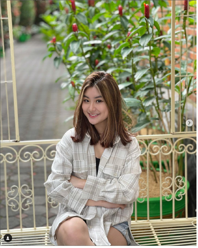 Dalam pengakuannya, Shannon Wong mengatakan dirinya mulai menyadari apa yang dialaminya saat duduk di kelas tujuh. “Di saat itu aku pelan-pelan bicarain dengan kedua orangtua aku tetapi gak didengar sama sekali dan berjalan waktu masih tetap dilakukan oleh mereka,” tulisnya lagi. Foto: Dok. Instagram @shannonnwong