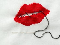 Butuh Lebih Intim? Ciuman di 7 Titik Ini Bikin Pasangan Mabuk Kepayang