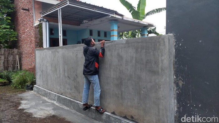Tembok pekarangan di Kota Probolinggo.