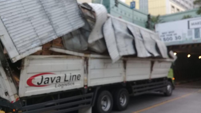 Truk boks kecelakaan di underpass Tanah Abang, Jakpus, Selasa, (2/1/2022).