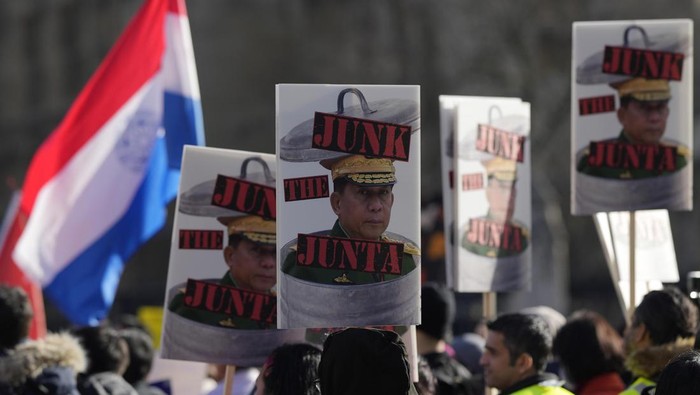 Warga Myanmar di London Peringati 1 Tahun Kudeta Militer Pro Myanmar democracy protesters mark the one-year anniversary of the army's seizure of power, with masks flags and placards in Parliament Square, London, Tuesday, Feb. 1, 2022. Opponents of military rule in Myanmar on Tuesday marked the one-year anniversary of the army's seizure of power with a nationwide strike to show their strength and solidarity amid concern about what has become an increasingly violent contention for power, demonstrations have also taken place in other world capitals. (AP Photo/Alastair Grant)