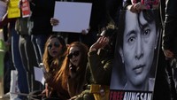 Massa pro demokrasi Myanmar gelar aksi di Parliament Square, London, Selasa (1/2/2022).
