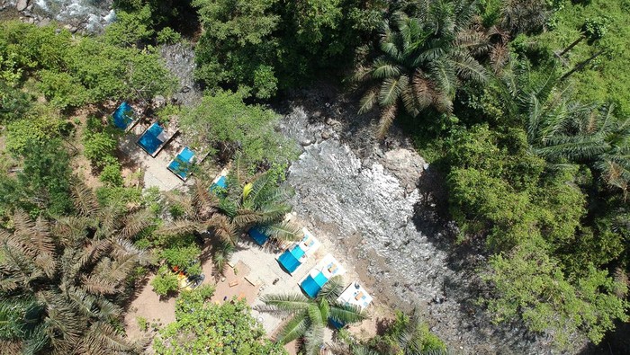 WISATA ALAM ILOMATA RIVER CAMP Sejumlah warga menghadiri pembukaan objek wisata alam Ilomata River Camp di Bulango Ulu, Kabupaten Bone Bolango, Gorontalo, Selasa (1/2/2022). Objek wisata minat khusus yang dibangun oleh Pemerintah Desa Ilomata dan Taman Nasional Bogani Nani Wartabone (TNBNW) tersebut menyajikan konsep wisata alam dengan pemandangan sungai, wahana permainan air dan perkemahan di tengah hutan. ANTARA FOTO/Adiwinata Solihin/nym.