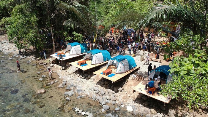 WISATA ALAM ILOMATA RIVER CAMP Sejumlah warga menghadiri pembukaan objek wisata alam Ilomata River Camp di Bulango Ulu, Kabupaten Bone Bolango, Gorontalo, Selasa (1/2/2022). Objek wisata minat khusus yang dibangun oleh Pemerintah Desa Ilomata dan Taman Nasional Bogani Nani Wartabone (TNBNW) tersebut menyajikan konsep wisata alam dengan pemandangan sungai, wahana permainan air dan perkemahan di tengah hutan. ANTARA FOTO/Adiwinata Solihin/nym.