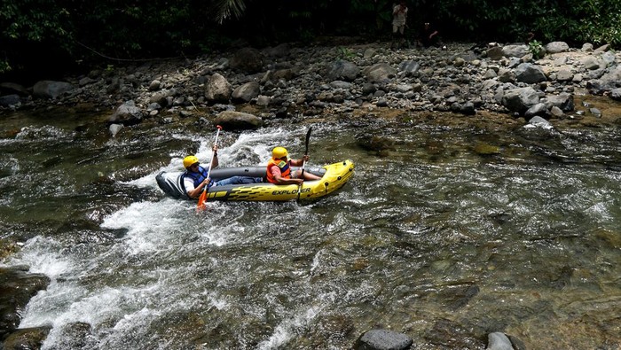 WISATA ALAM ILOMATA RIVER CAMP Sejumlah warga menghadiri pembukaan objek wisata alam Ilomata River Camp di Bulango Ulu, Kabupaten Bone Bolango, Gorontalo, Selasa (1/2/2022). Objek wisata minat khusus yang dibangun oleh Pemerintah Desa Ilomata dan Taman Nasional Bogani Nani Wartabone (TNBNW) tersebut menyajikan konsep wisata alam dengan pemandangan sungai, wahana permainan air dan perkemahan di tengah hutan. ANTARA FOTO/Adiwinata Solihin/nym.