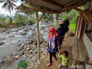 Serunya Main Air di Wisata Alam Cadas Ngampar Ciamis