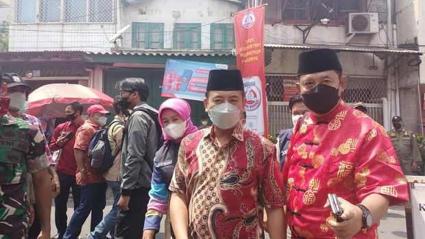 Wali Kota Jakbar Yani Wahyu Puwoko (kanan) meninjau perayaan Imlek di Vihara Dharma Bhakti, Glodok, Jakbar, Selasa (1/2/2022).