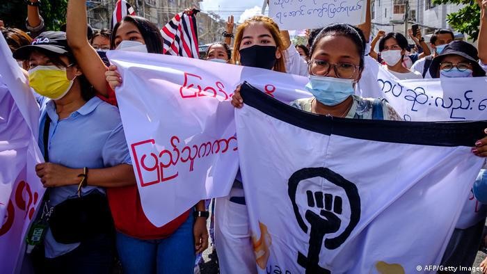 Aksi demonstrasi kilat oleh kaum perempuan Myanmar di Yangon, Juli 2021.