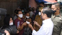 Senada, Risma Sitorus, yang sehari-hari berjualan makanan dan minuman di Pasar Porsea juga mengaku senang mendapatkan bantuan untuk tambahan modal usaha serta sembako untuk memenuhi kebutuhan sehari-hari. Lukas/Biro Pers Setpres