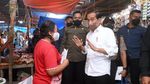 Jokowi Bagikan Bantuan Modal di Pasar Porsea
