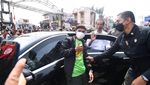Jokowi Bagikan Bantuan Modal di Pasar Porsea