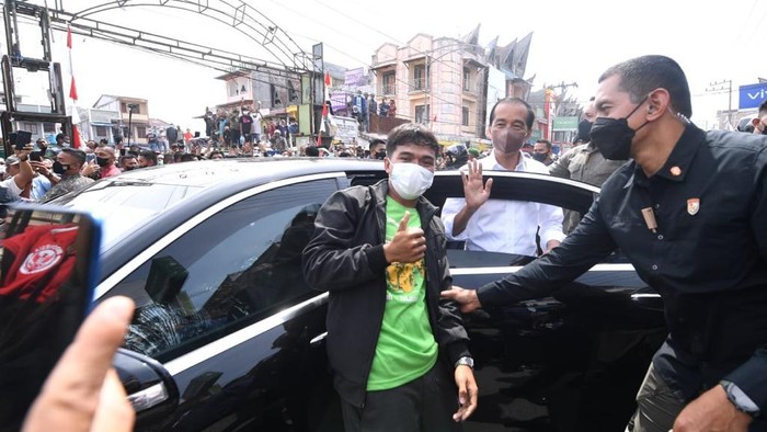 Presiden Joko Widodo membagikan bantuan langsung tunai bagi para pedagang kaki lima dan warung di Pasar Porsea, Kabupaten Toba, Provinsi Sumatera Utara, pada Rabu, (2/2/2022).