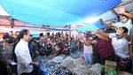 Jokowi Bagikan Bantuan Modal di Pasar Porsea