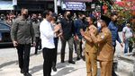 Jokowi Bagikan Bantuan Modal di Pasar Porsea