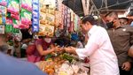 Jokowi Bagikan Bantuan Modal di Pasar Porsea