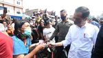 Jokowi Bagikan Bantuan Modal di Pasar Porsea