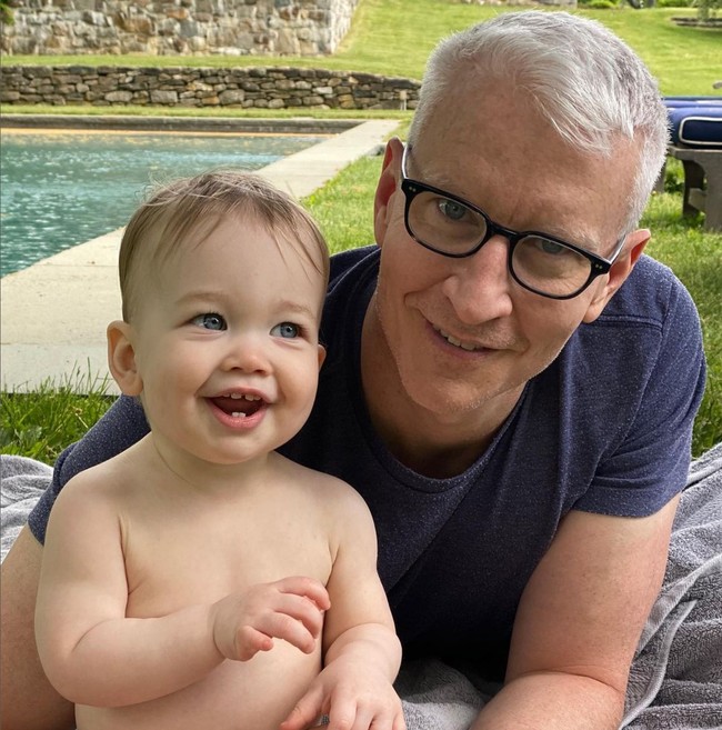 Jurnalis TV ternama Anderson Cooper bersikeras tidak akan memberi anaknya warisan. Anderson mengatakan hanya akan membiayai sekolah anak dan menurutnya seseorang harus meraih apa yang diinginkan dengan usahanya sendiri. Foto: Instagram/@andersoncooper