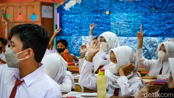 Apa itu PJJ dan PTM Apa itu PJJ dan PTM? Keduanya merupakan istilah yang merujuk pada pelaksanaan kegiatan belajar-mengajar di masa pandemi COVID-19 ini.