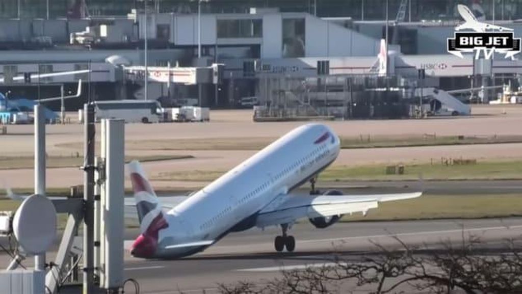 Momen Tegang Pesawat di Inggris Kesulitan Mendarat Gegara Angin Kencang