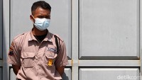 Setelah biru putih, seragam satpam mengalami perubahan. Seragam tersebut berwarna cokelat muda. (Agung Mardika/detikcom).