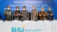 Direktur Utama PT Bank Syariah Indonesia Tbk (BSI) BSI Hery Gunardi didampingi Direktur Information Technology BSI Achmad Syafii, Direktur Retail Banking BSI Kokok Alun Akbar, Direktur Finance & Strategy BSI Ade Cahyo Nugroho, Direktur Risk Management BSI Tiwul Widyastuti, dan Direktur Compliance & Human Capital BSI Tribuana Tunggadewi memberikan pemaparan kinerja PT Bank Syariah Indonesia Tbk Triwulan IV Tahun 2021 di Jakarta (2/2/2022).