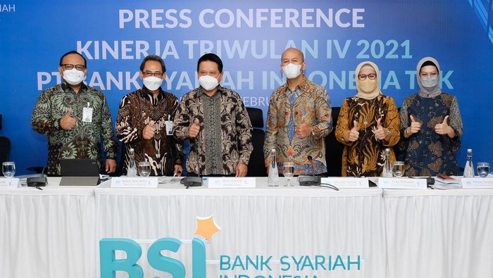 Bank Syariah Indonesia Cetak Laba Rp 3 Triliun Bank Syariah Indonesia (BSI) telah beroperasi selama setahun setelah merger besar-besaran dilakukan awal tahun lalu. Laba bersih tumbuh 38,42% secara tahunan.