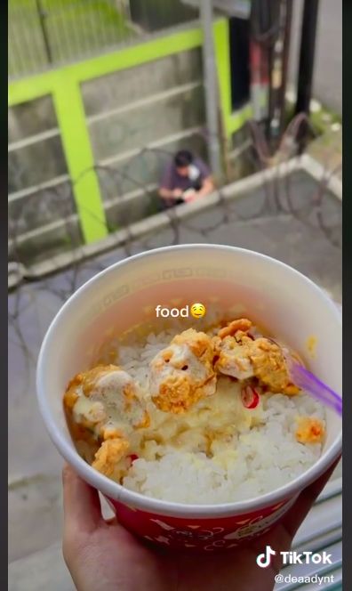 Bawakan makanan untuk kekasih yang lagi isolasi mandiri