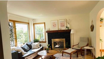 Ruang keluarga yang bikin betah setelah direnovasi. Foto: Boredpanda