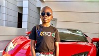 Ada juga foto dia berpose di depan sebuah Lamborghini Aventador.  (Instagram @momphajnr)