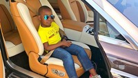 Muhammed Awal Mustapha adalah anak miliarder bernama Ismailia Mustapha. Ismailia sendiri merupakan seorang pengusaha dan influencer kenamaan di Nigeria dengan kini memiliki 1,1 juta pengikut di media sosial. (Instagram @momphajnr)