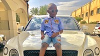 Di antaranya ketika dia berfoto di atas kap mesin Bentley. Mobil tersebut kabarnya merupakan hadiah yang dia terima dari orang tuanya saat berulang tahun ke enam (Instagram @momphajnr)