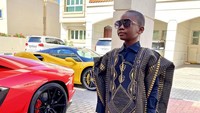 Muhammed Awal Mustapha adalah bocah kelahiran Nigeria. Melalui akun Instagram @momphajnr, yang kini punya 41 ribu lebih follower, dia kerap membagikan gaya hidup kelas atasnya.  (Instagram @momphajnr)