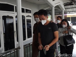 Penampakan Bripda Randy Saat Diserahkan ke Kejari Mojokerto