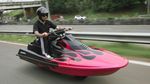 Bukan di Air, Jet Ski Ini Meluncur di Aspal