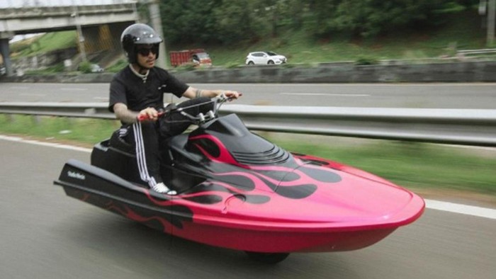 Bukan di Air, 'Jet Ski' Ini Meluncur di Aspal Modifikasi motor yang satu ini dijamin beda dari yang lain. Bukan merujuk pada motor-motor yang tengah jadi tren, oleh pemiliknya motor tersebut malah diubah wujudnya menjadi jet ski.