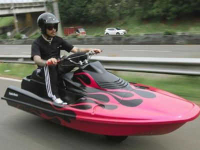 Bukan di Air, Jet Ski Ini Meluncur di Aspal