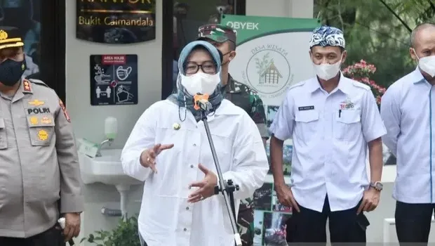 Bupati Bogor saat berada di salah satu desa wisata di kawasan Puncak, Cisarua, Kabupaten Bogor, Jawa Barat.