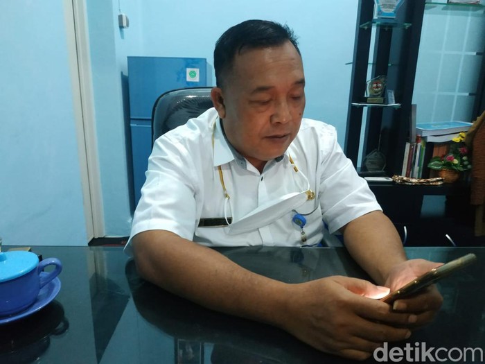 Kepala Cabang Dinas Pendidikan (Cabdindik) Provinsi Jawa Timur Wilayah Blitar, Solikin mengatakan, pihaknya telah mendapatkan informasi terkait hasil tracing setelah ada satu siswi yang terkonfirmasi positif COVID-19 pada Jumat (28/1). Hasilnya, ada delapan siswa yang dinyatakan positif COVID-19. Yang di-tracing sebanyak 35 siswa.
