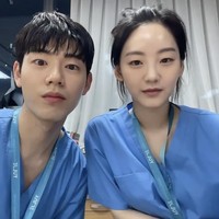 Dalam drama medis itu, Choi Hyun dikenal sebagai mahasiswa kedokteran, yang koas dan memiliki saudara kembar laki-laki. Foto: dok. Instagram @yihyun_1208