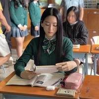 Choi Yi Hyun tengah menjadi perbincangan di forum online. Netizen Korea terpikat dengan paras cantik dan penampilannya dalam drama Korea All of Us Are Dead. Foto: dok. Instagram @yihyun_1208