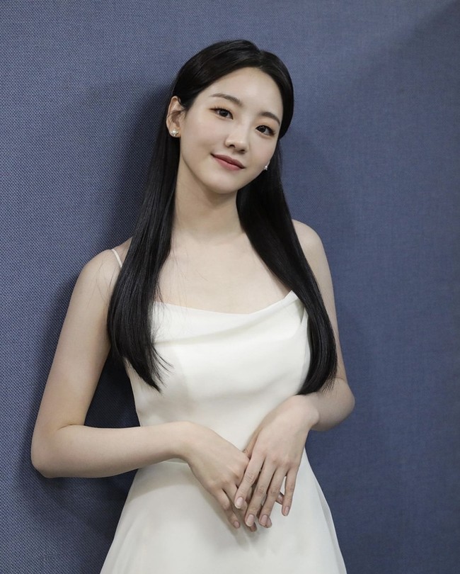 Aktris 22 tahun itu menjadi sorotan setelah penayangan All of Us Are Dead. Sejumlah netizen Korea berharap Choi Yi Hyun akan lebih sering muncul dalam season kedua. Foto: dok. Instagram @yihyun_1208